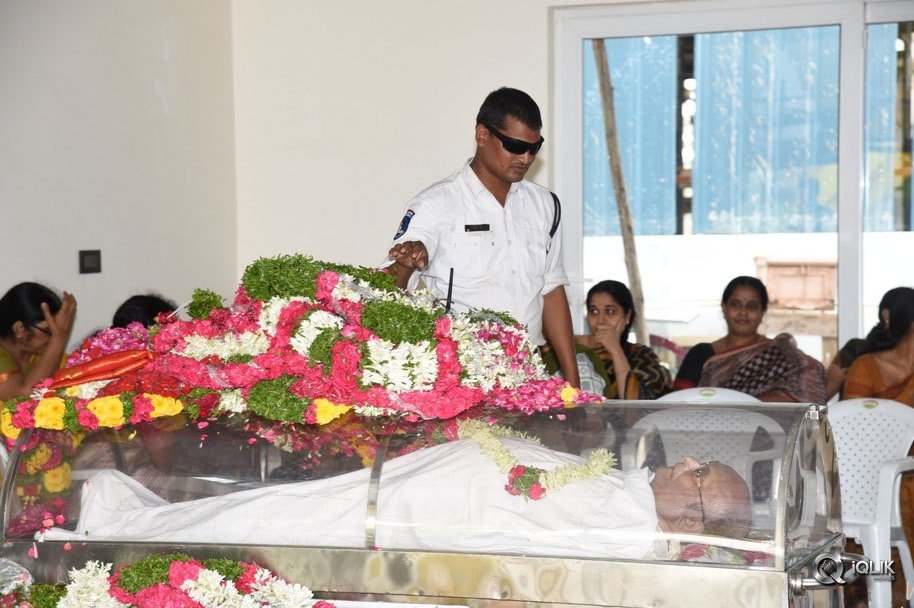 Celebs-Pay-Condolences-to-C-Narayana-Reddy